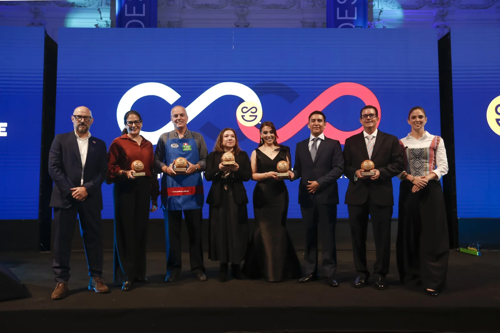 Representantes de empresas reconocidas en EGS 2025 durante la ceremonia